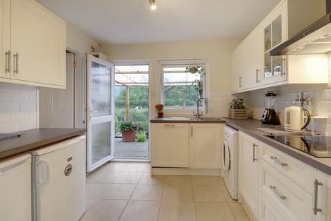 2 Farm Close, Worplesdon, Guildford, GU3 3QQ