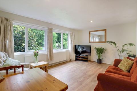 2 Farm Close, Worplesdon, Guildford, GU3 3QQ