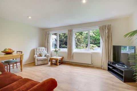 2 Farm Close, Worplesdon, Guildford, GU3 3QQ