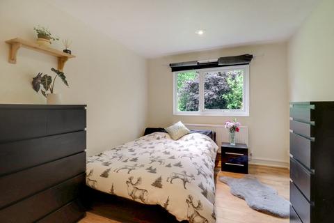 2 Farm Close, Worplesdon, Guildford, GU3 3QQ