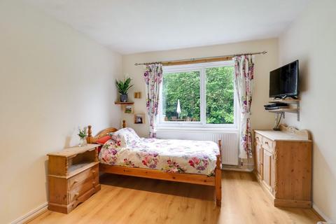 2 Farm Close, Worplesdon, Guildford, GU3 3QQ