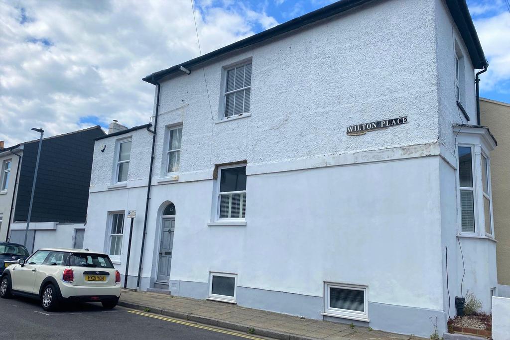 Southsea, Wilton Place FURNISHED 1 bed ground floor flat £750 pcm (£173 pw)