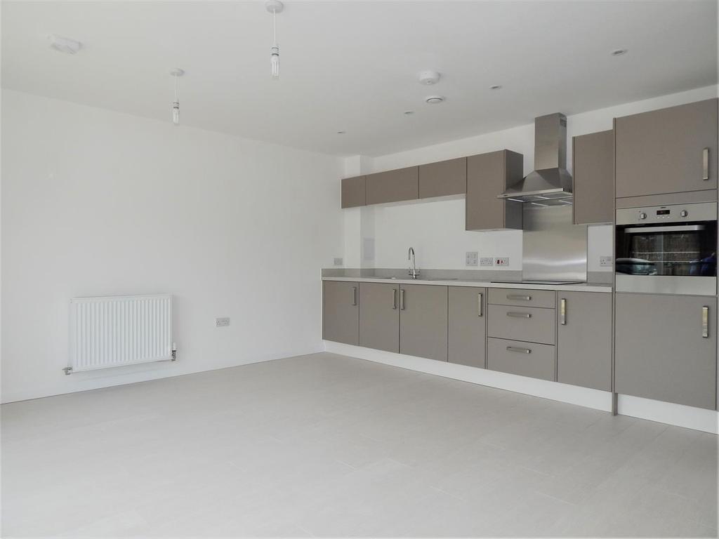 Havelock Drive, St. Clements Lakes, Greenhithe, Kent, DA9 2 bed apartment £1,200 pcm (£277 pw)