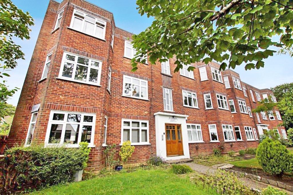 Glenair Avenue, Ashley Cross, Poole 2 bed apartment £1,000 pcm (£231 pw)