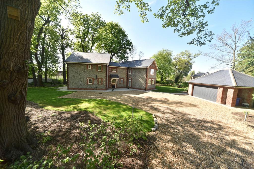 Hall Drive, Lakenheath, Suffolk, IP27 4 bed detached house for sale £
