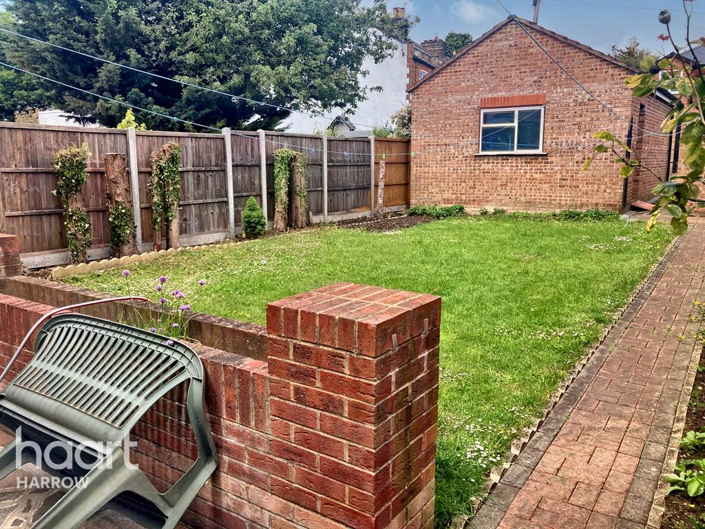 Weighton Road, Harrow 5 bed semidetached house £800,000