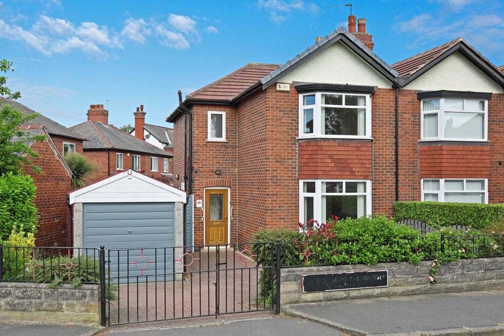 Whitehall Crescent, Wakefield, West Yorkshire, WF1 3 bed semidetached