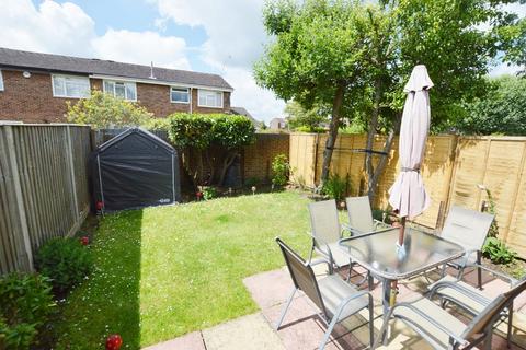 3 bedroom terraced house to rent, Lillibrooke Crescent