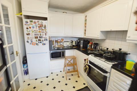 3 bedroom terraced house to rent, Lillibrooke Crescent