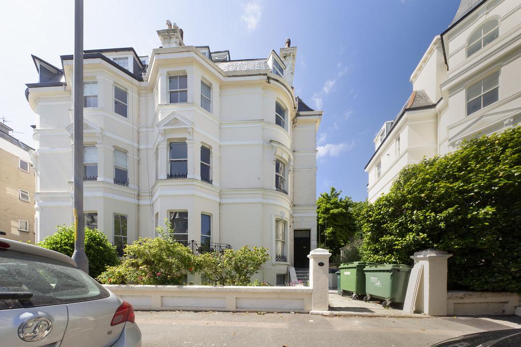 Clifton Crescent, Folkestone 3 bed apartment for sale £360,000