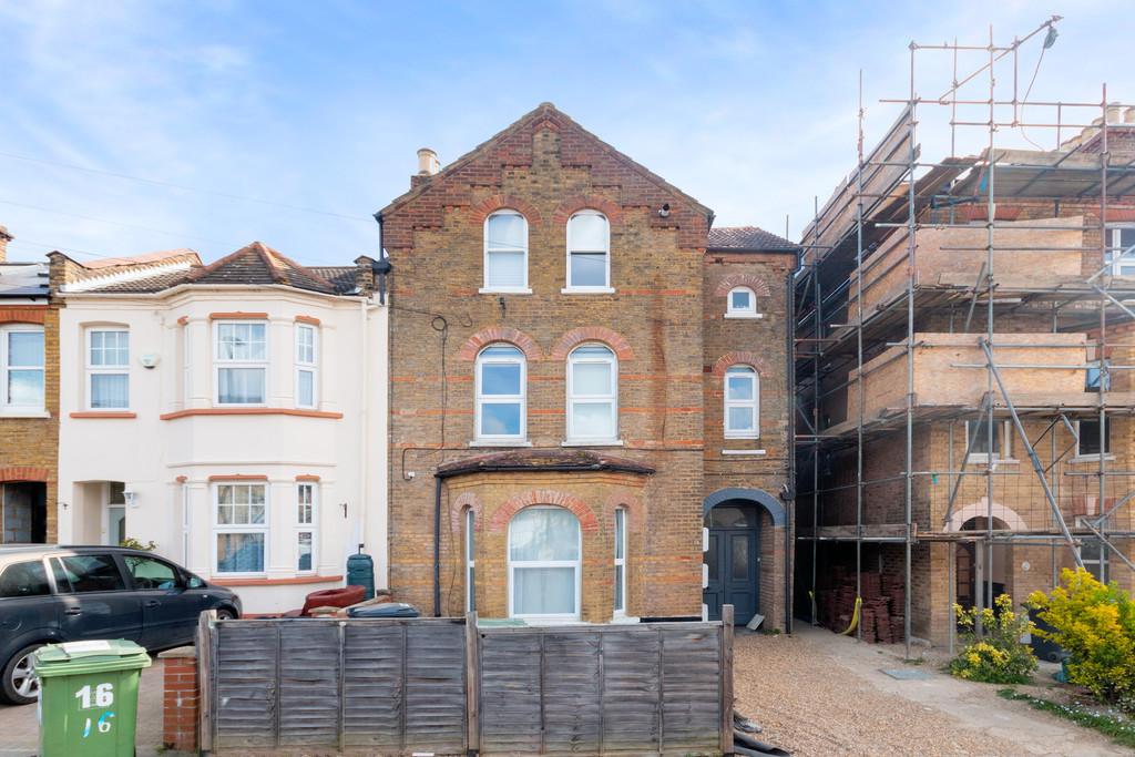 Faversham Road, SE6 2 bed flat £370,000