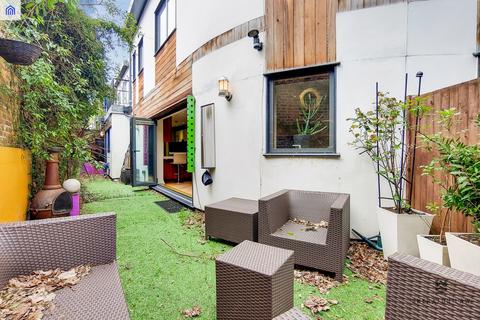 4 Francis Bentley Mews, London, SW4 0EG