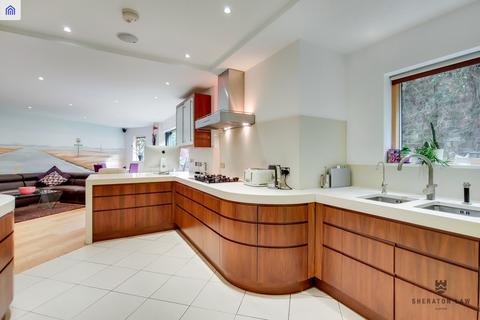 4 Francis Bentley Mews, London, SW4 0EG