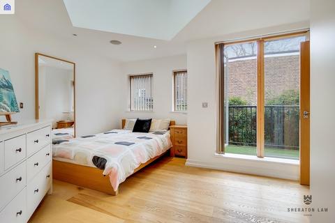 4 Francis Bentley Mews, London, SW4 0EG