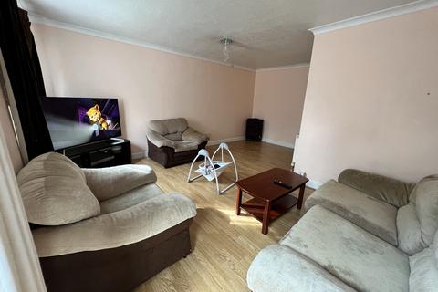 3 bedroom maisonette for sale, Tiptree Crescent, Ilford IG5