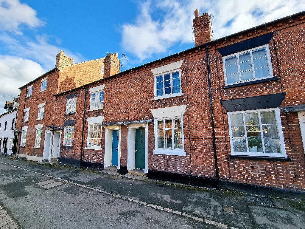 Bargates, Leominster, Herefordshire, HR6 8EY 3 bed terraced house for