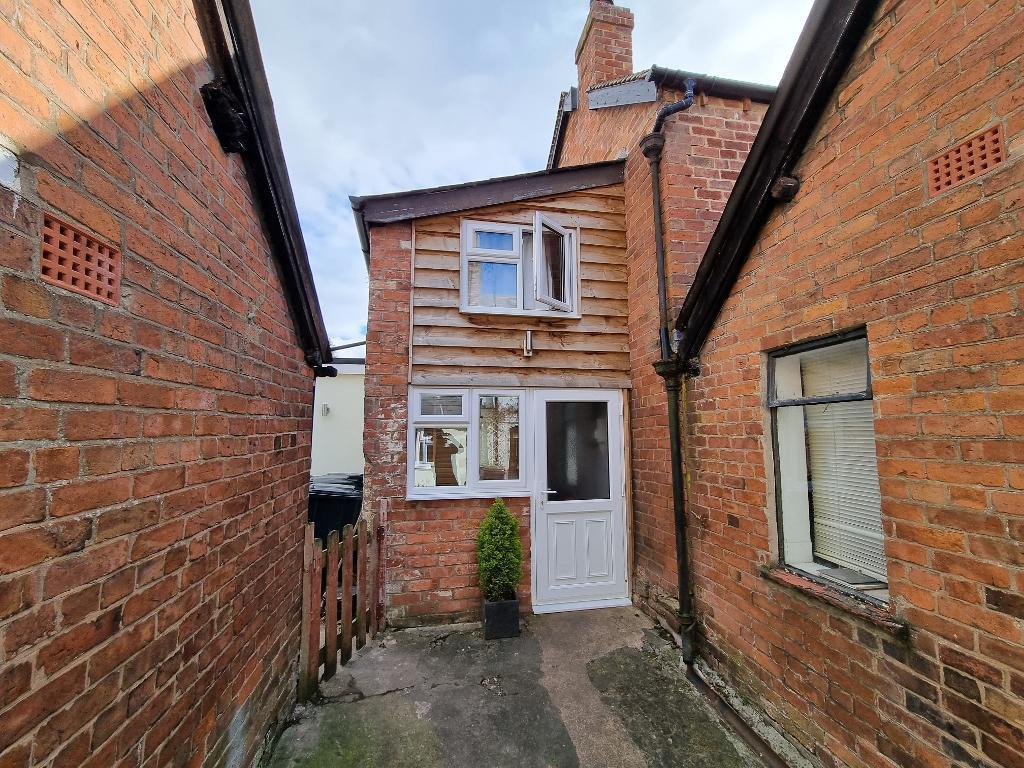Bargates, Leominster, Herefordshire, HR6 8EY 2 bed terraced house for