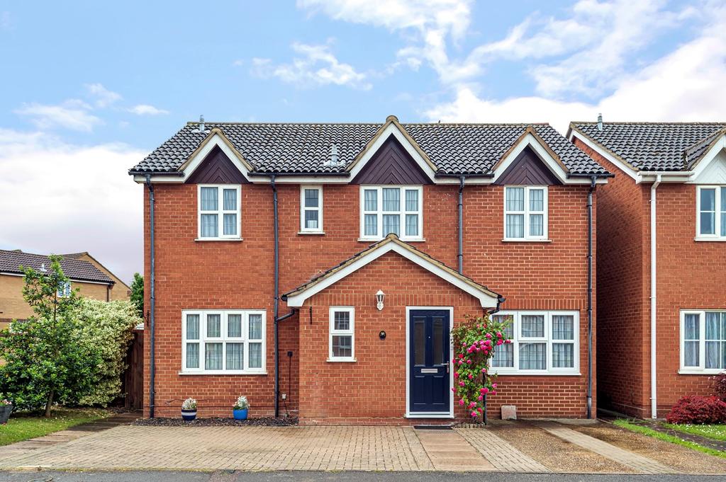 Truro Gardens, Flitwick, MK45 4 bed detached house £525,000