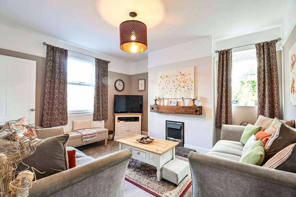 Old Road, Armitage, Rugeley, WS15 3 bed detached house £300,000