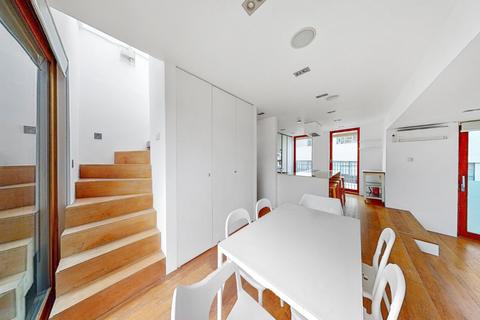 3 bedroom penthouse to rent, Kings Mews, WC1N