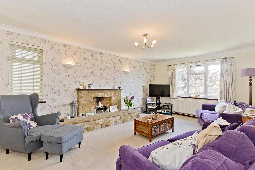 Booker Close, Crowborough 4 bed detached house £500,000