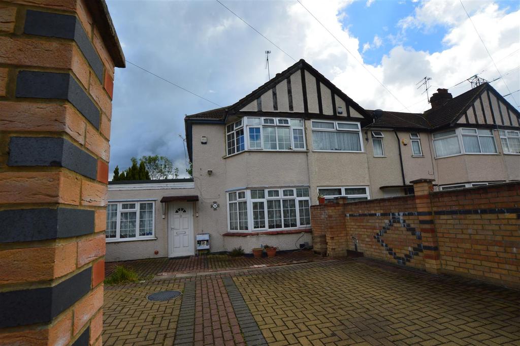 Aldborough Spur, Slough 2 bed house £1,400 pcm (£323 pw)