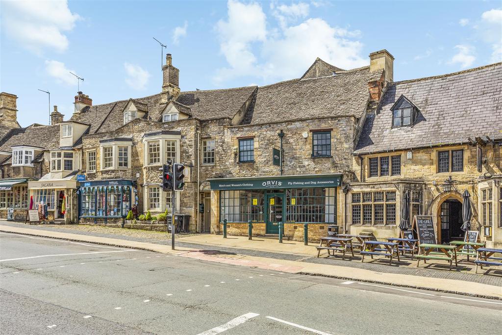High Street, Burford Property £4,583 pcm (£1,058 pw)