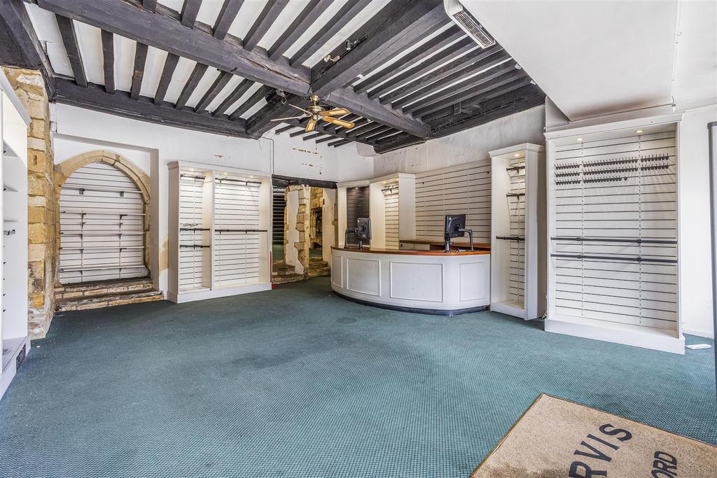 High Street, Burford Property £4,583 pcm (£1,058 pw)