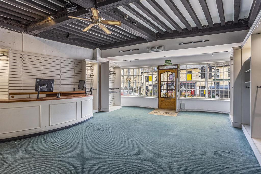 High Street, Burford Property £4,583 pcm (£1,058 pw)