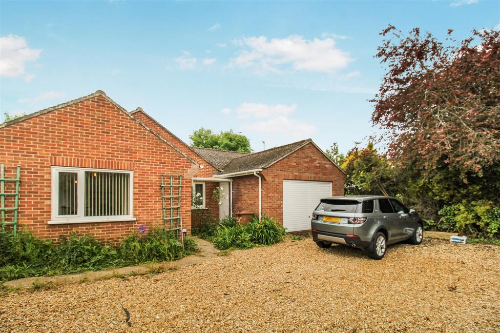 Hall Road, Clenchwarton 2 bed detached bungalow £295,000