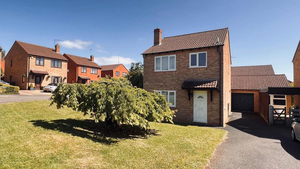 Westmorland Drive, Desborough, Kettering 3 bed detached house £225,000