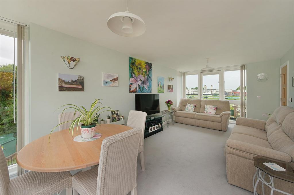 Keepers Close, Canterbury 2 bed flat £450,000