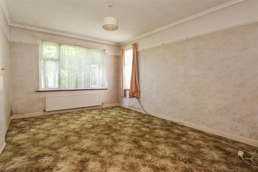 Swindon Road, Horsham 2 bed detached bungalow £400,000