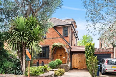 17 Chanctonbury Way, London, N12 7JB