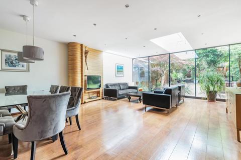 17 Chanctonbury Way, London, N12 7JB