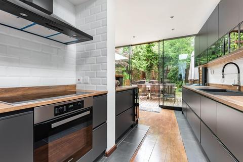 17 Chanctonbury Way, London, N12 7JB