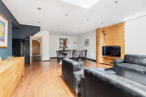 17 Chanctonbury Way, London, N12 7JB