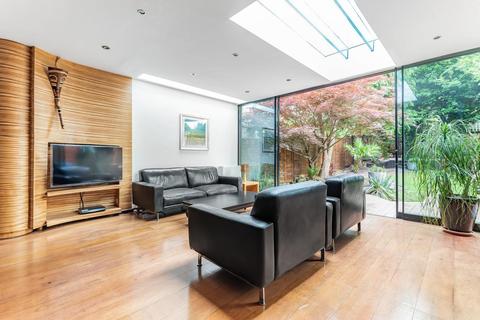 17 Chanctonbury Way, London, N12 7JB
