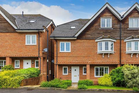 8 Bay Trees, Oxted, RH8 0BF