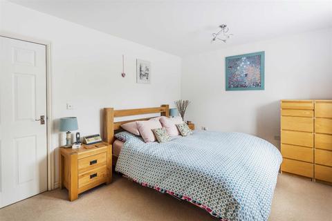 8 Bay Trees, Oxted, RH8 0BF