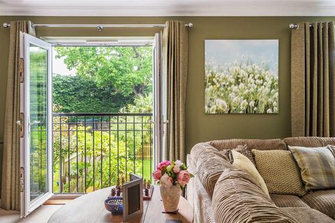 8 Bay Trees, Oxted, RH8 0BF