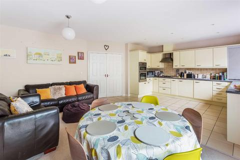 8 Bay Trees, Oxted, RH8 0BF