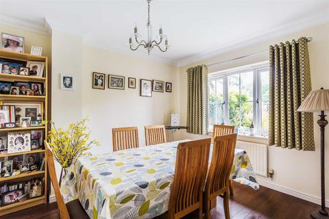 8 Bay Trees, Oxted, RH8 0BF