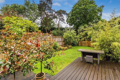 8 Bay Trees, Oxted, RH8 0BF