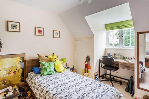 8 Bay Trees, Oxted, RH8 0BF