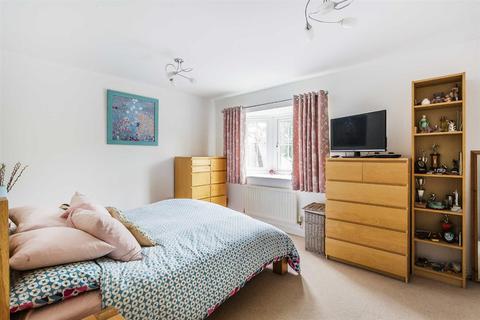 8 Bay Trees, Oxted, RH8 0BF