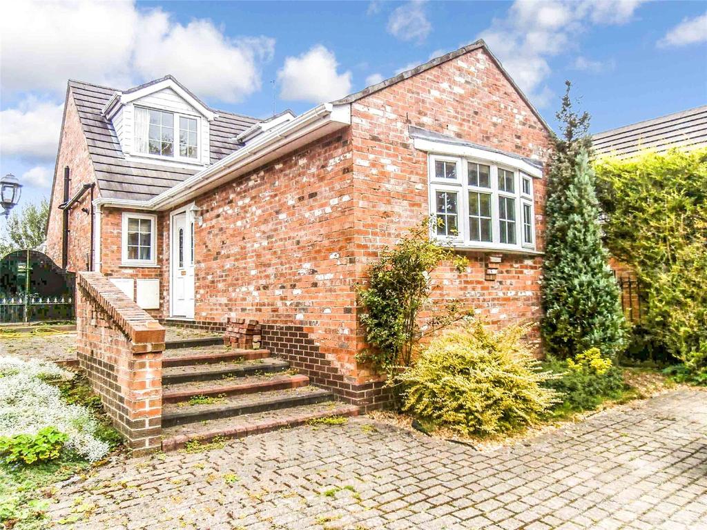 Davyhulme Road, Urmston, Manchester, M41 2 bed detached house £1,150