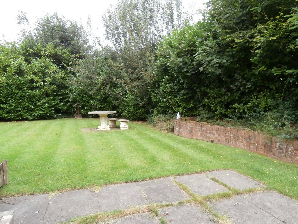 Davyhulme Road, Urmston, Manchester, M41 2 bed detached house £1,150