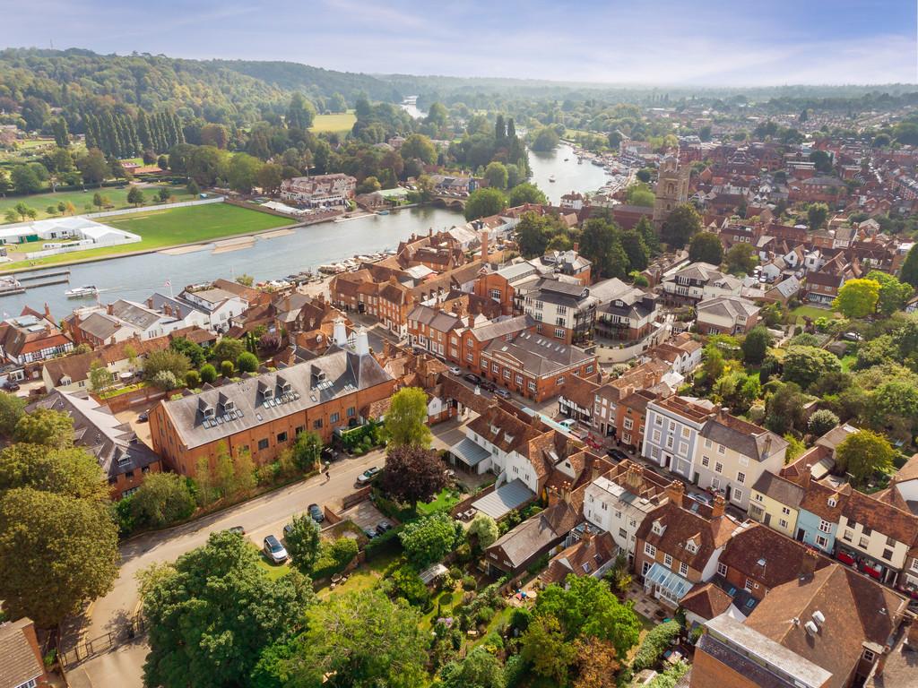 New Street, HenleyonThames, RG9 2BP 4 bed townhouse £6,000 pcm (£