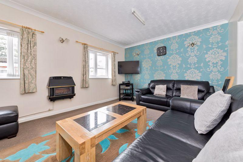 Woodland Avenue, Luton 5 bed semidetached house £500,000